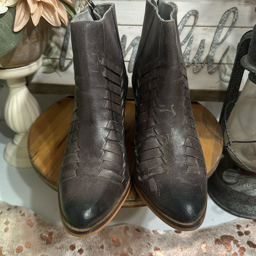 NWOT Dibs True leather booties